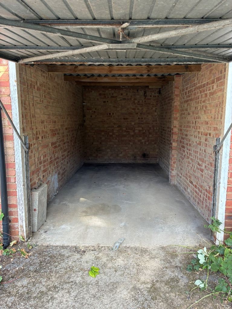 Lock-up garage to let in Caversham, Reading 