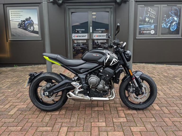 TRIUMPH TRIDENT 660 2024 - BLACK - HEATED GRIPS- 2 SERVICE STAMPS - QUICKSHIFTER