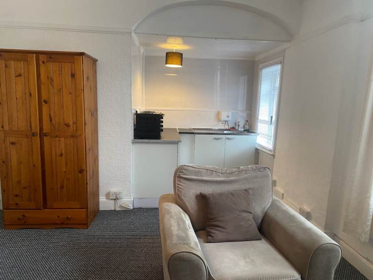 Bedsit studio Bearwood Furnished £498pm inc c tax and water £354 deposit