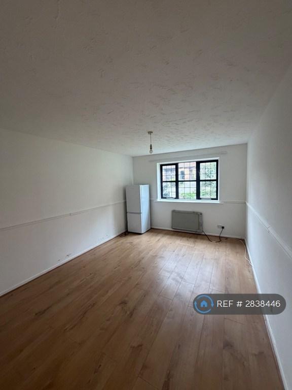 1 bedroom flat in Creighton Road, London, N17 (1 bed) (#2838446)