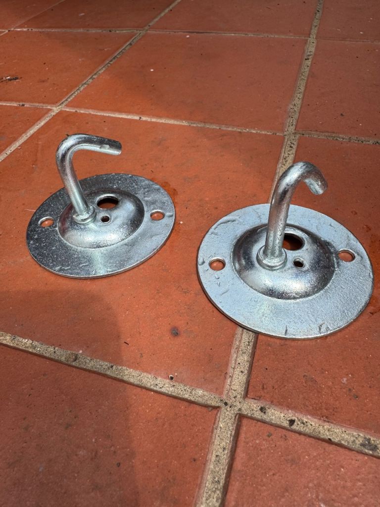 2 x metal hanging hooks 