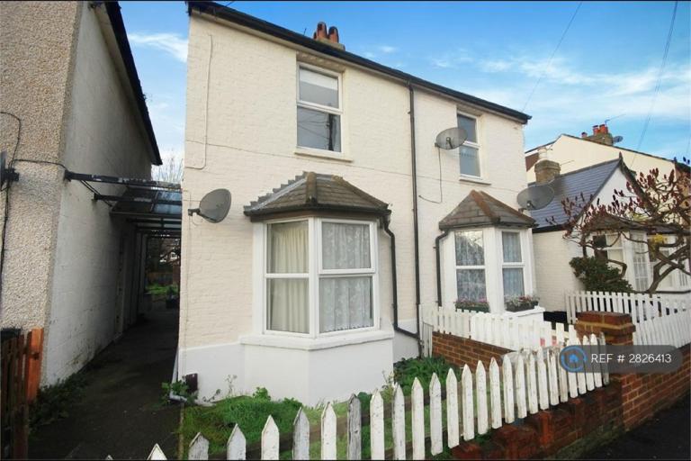 1 bedroom flat in Milton Road, Hampton, TW12 (1 bed) (#2826413)