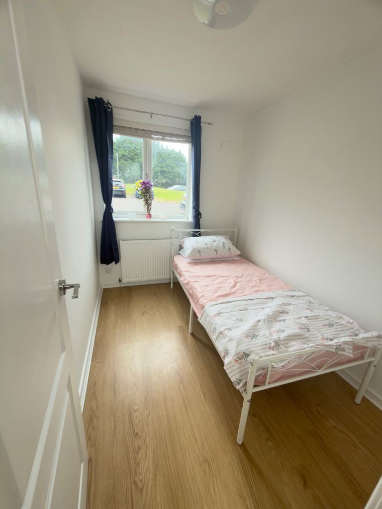 Single seprate Room (G53) Crookston 