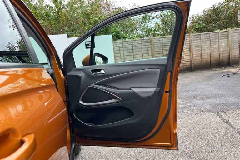 2019 Vauxhall Crossland X 1.2T ecoTec [110] Tech Line Nav 5dr [6 Spd] [S/S] HATCHBACK PETROL Manual