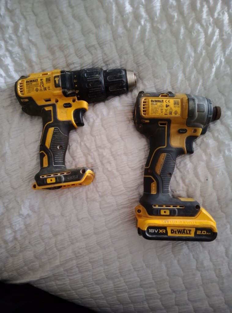 Se two DeWALT 18V XR cordless drills