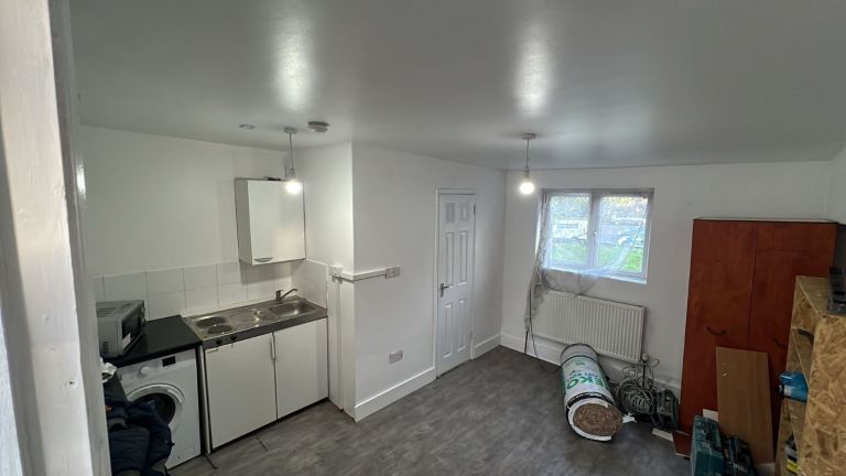 Studio flat to rent High Street Ilford £900 all bills included 