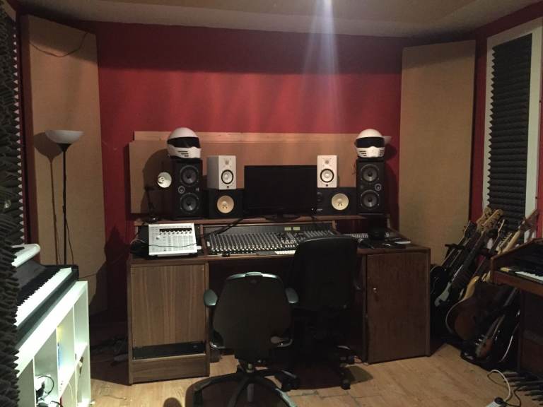 Large Soundproofed Music Production / Podcasting / Recording Studio In Mile End East London E14
