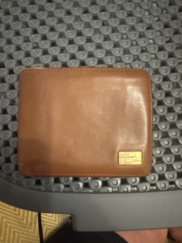 Good Condition Brown Leather Gucci Wallet – Compact Design