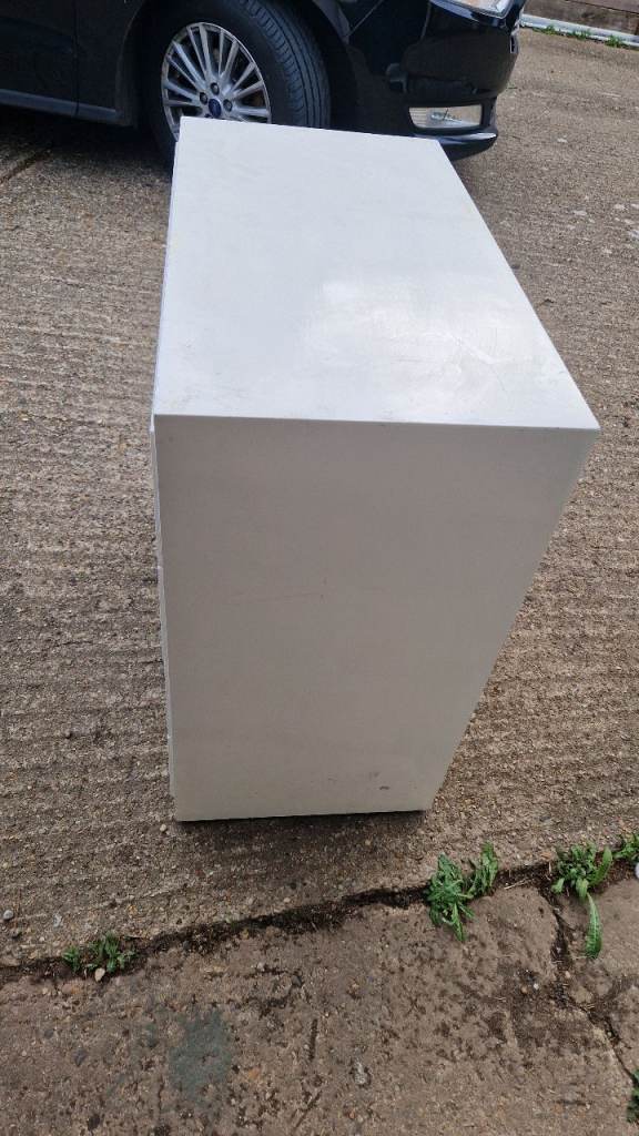 White Chest of 4 Drawers – Good Condition