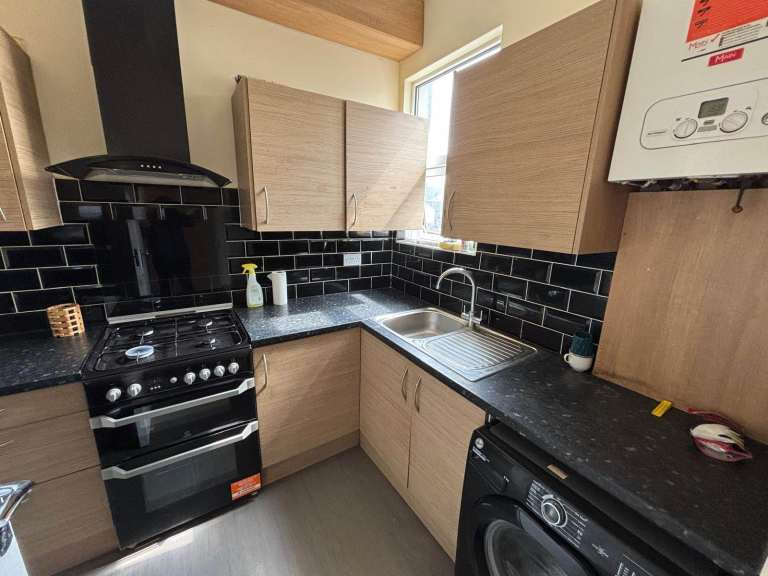 2 Bedroom First Floor Flat To Let Wellesley Road Ilford IG1 4JZ  