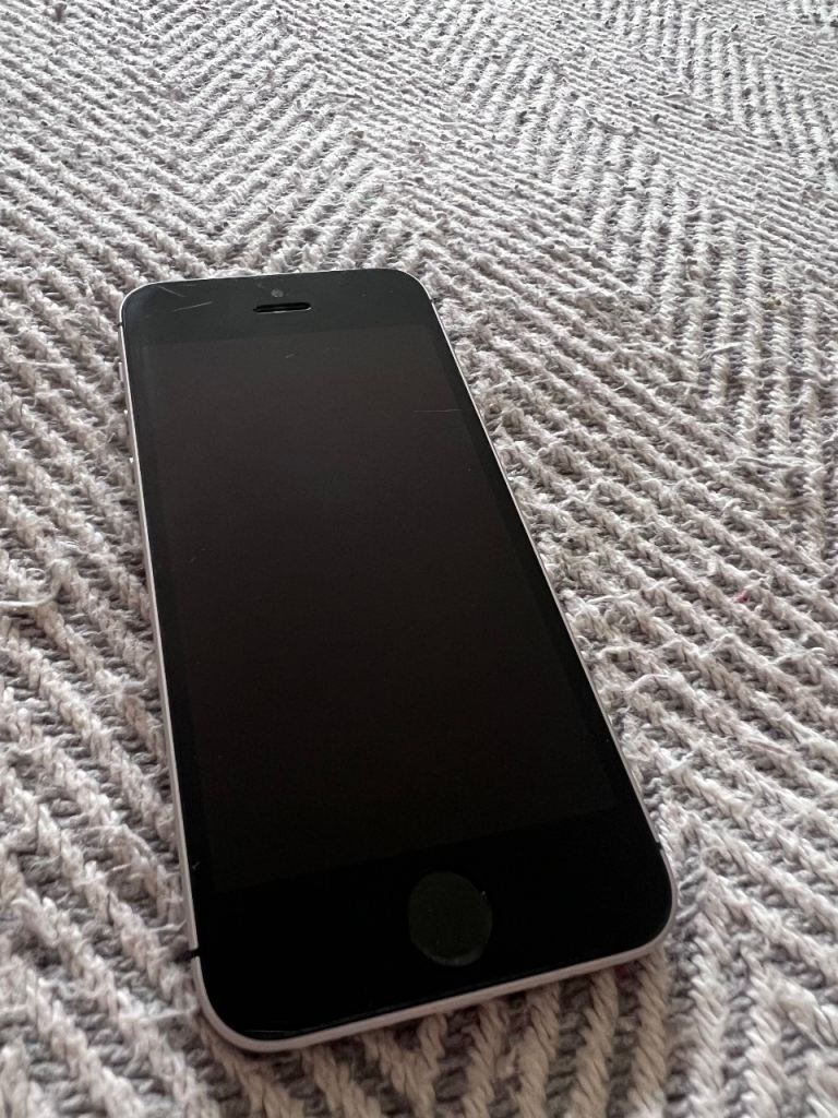 iPhone SE 2016 64gb great condition 