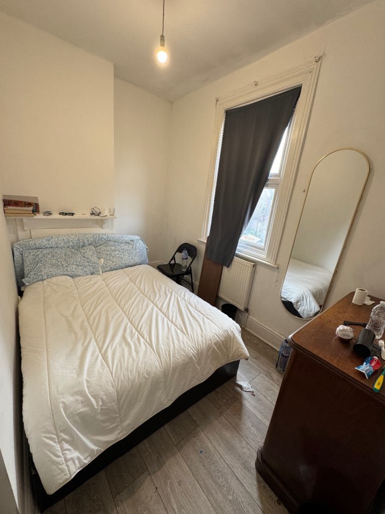 One single bedroom for one working muslim female/male in a shared house ...