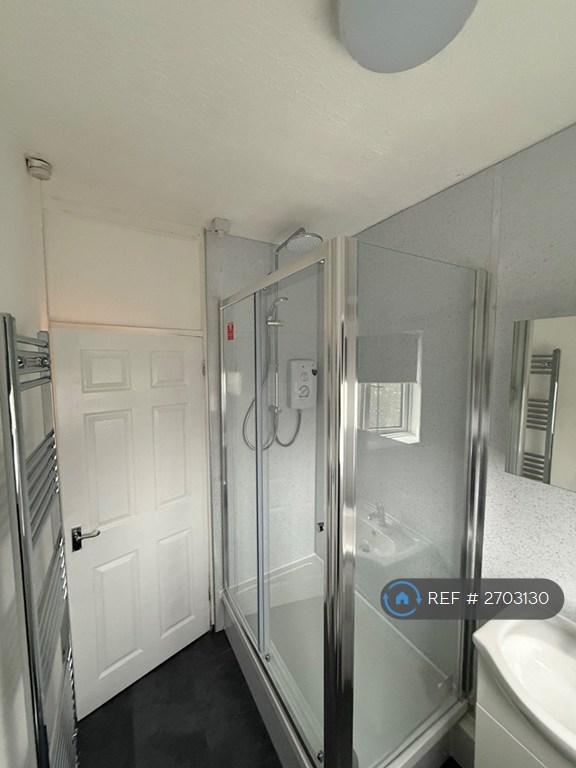 2 bedroom flat in Hanbridge Avenue, Newcastle-Under-Lyme, ST5 (2 bed) (#2703130)