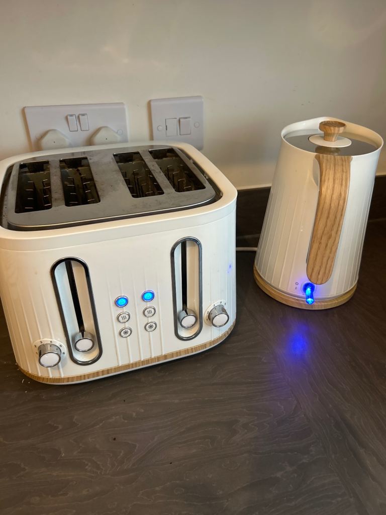Kettle and toaster set 