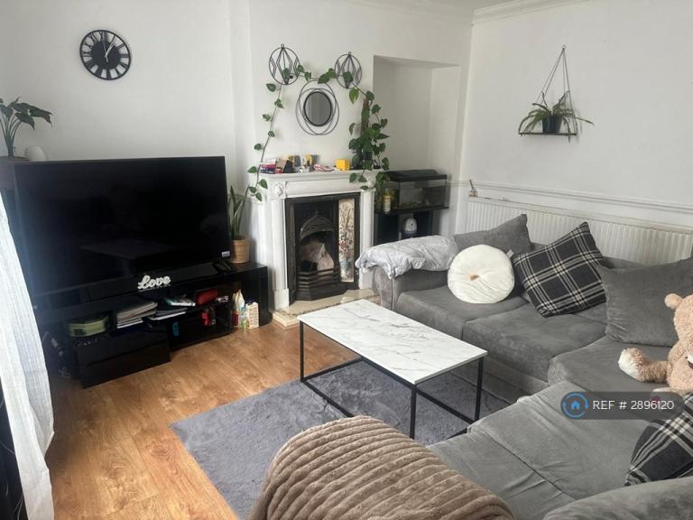 2 bedroom house in Lymington Road, Dagenham, RM8 (2 bed) (#2896120)