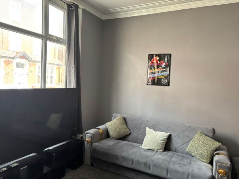 Bargain- Stunning & spacious  fully furnished 5 bed   house on st bedes avenue, blackpool FY4 1AQ 