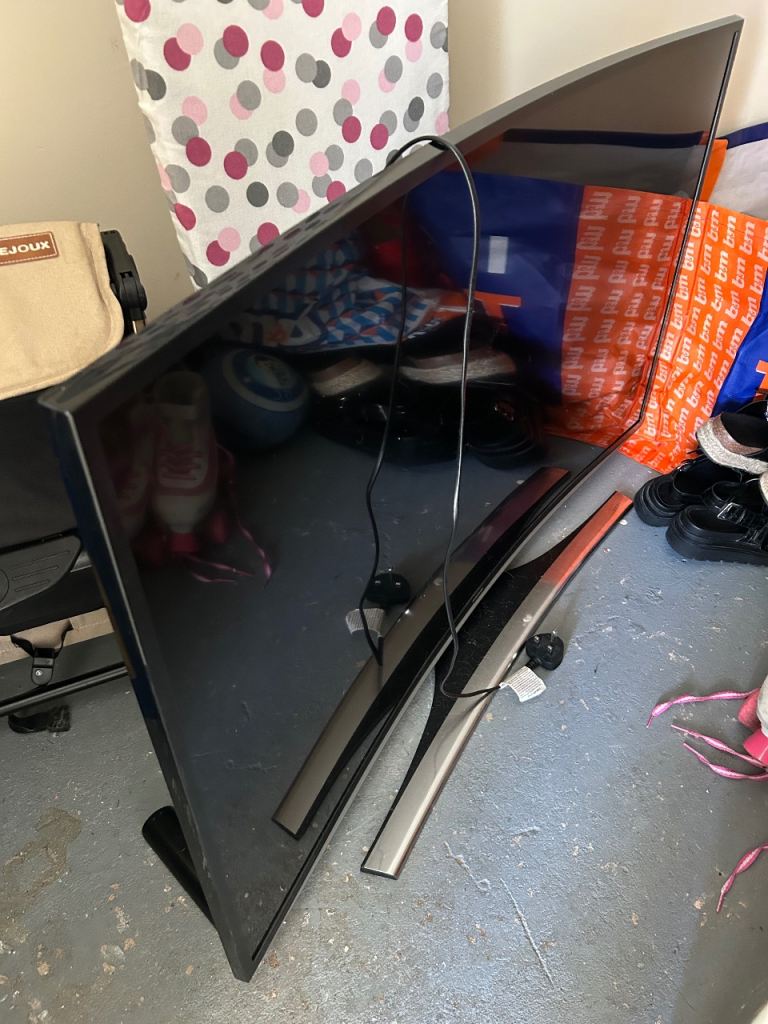 Flat Screen TV with Stand – Good Condition