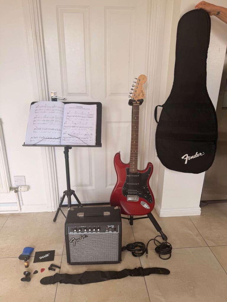 Squier Affinity Stratocaster HSS, Complete Starter Bundle