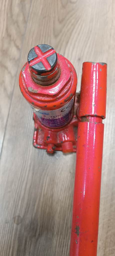 2 Ton Hydraulic Jack – Red, Fair Condition