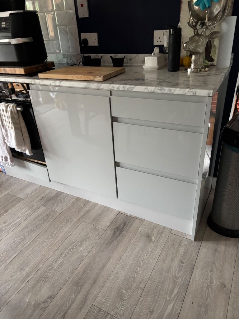 Gloss grey kitchen units 