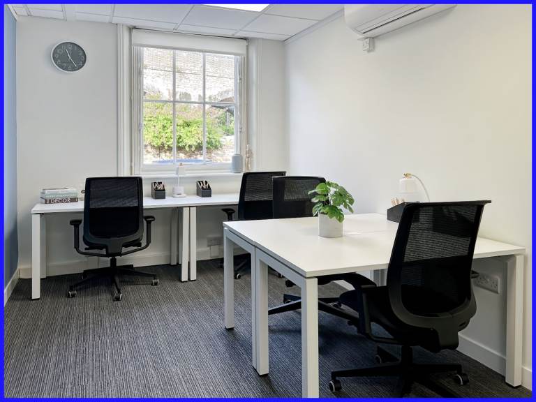 London - SW15 2DZ, Access to professional office space for 3 people in HQ London, 123 Disraeli Road