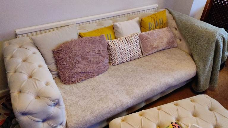 Cream Fabric Chesterfield Style Sofa Set – 3 Seater and 2 Armchairs