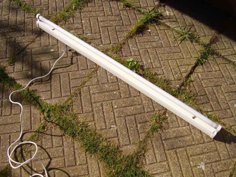 4ft fluorescent light fitting including tube