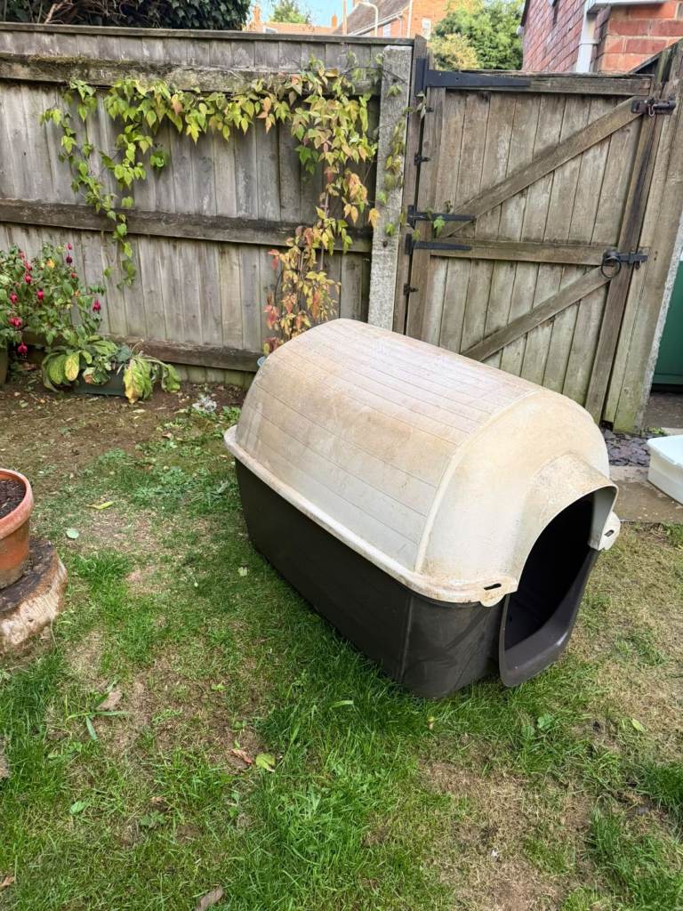 Outdoor heavy duty dog kennel