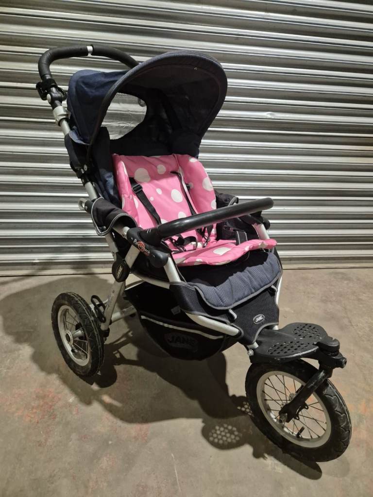 3 wheel child pushchair