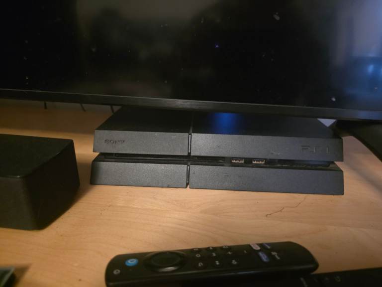 Playstation 4 2 controllers 2 games