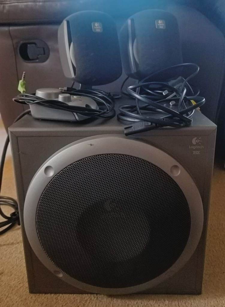 Logitech z-2200 subwoofer, 2.1 audio. 200 watt, audio chinch for headphones 