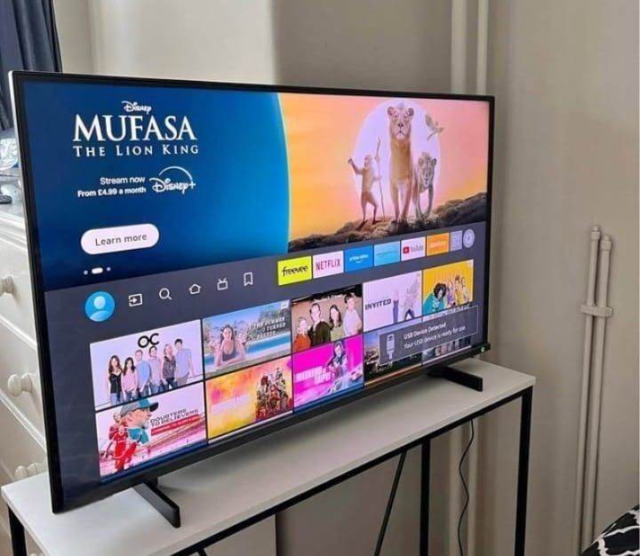 32" SAMSUNG SMART FREEVIEW HD LED TV WITH ORIGINAL STAND & REMOTE CONTROL