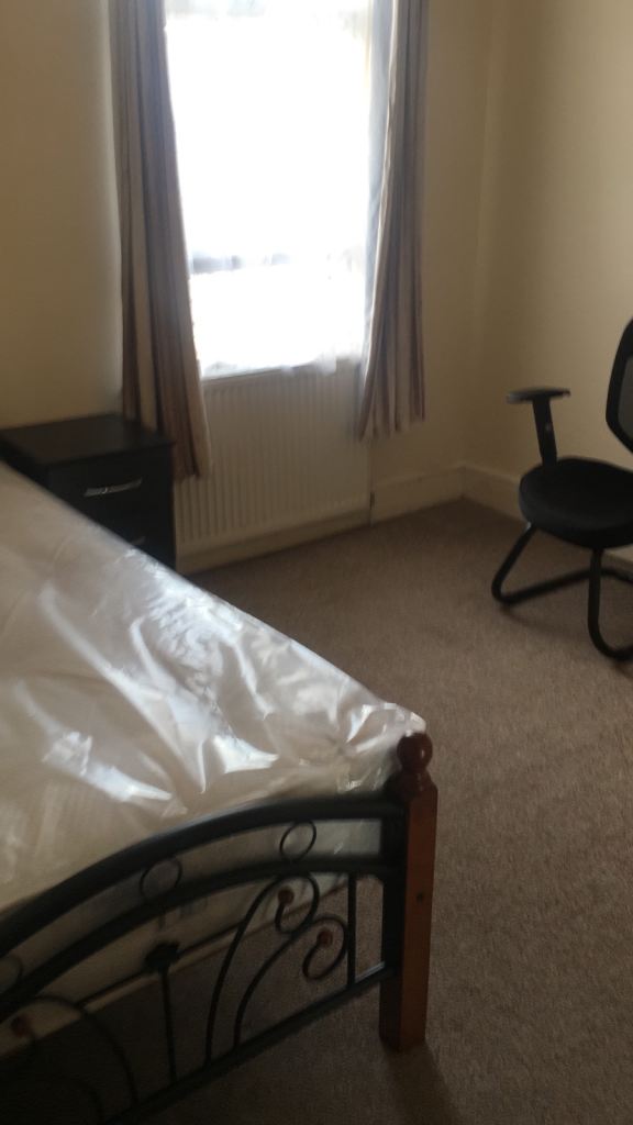 Large Room for one Person in Ilford off Ilford Lane 
