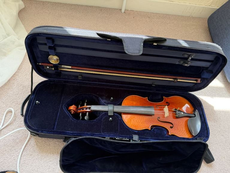 Full Size Violin with Bow and Hard Case – Good Condition