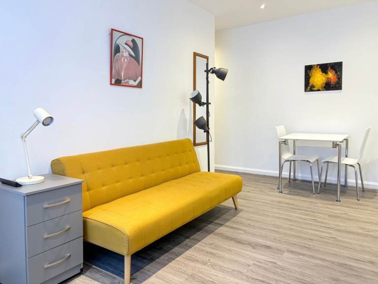 ASAP move in new refurbished flat