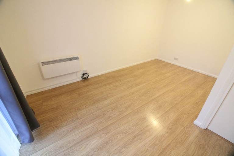 GARSONIER RECENT RENOVAT- UXBRIDGE WEST DRAYTON HILLINGDON HAYES HEATHROW 