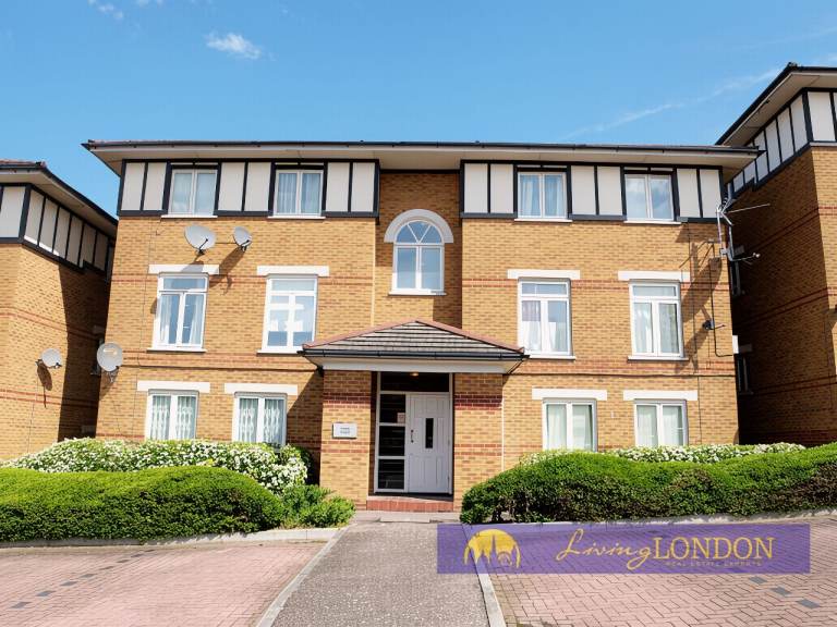One Bed Flat to Rent in Wenlock Gardens NW4