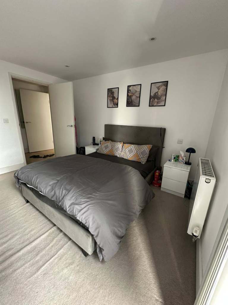 A spacious double room with a private bathroom in Wembley for couples/professionals/students