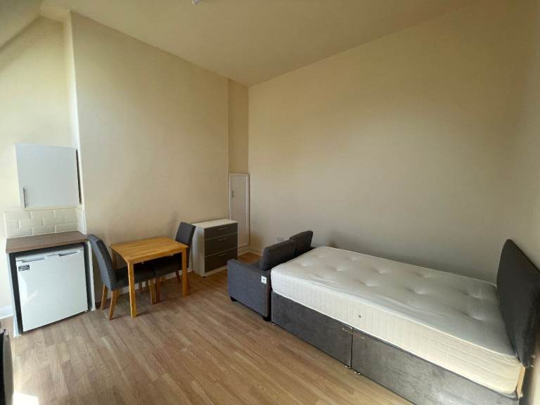 Bedsit with shared bathroom facilities to let Altrincham 