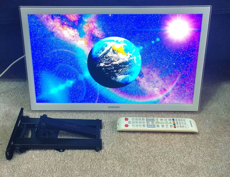 Samsung 22 inch Full HD Smart TV Wi-Fi White LED TV UE22H5610AK