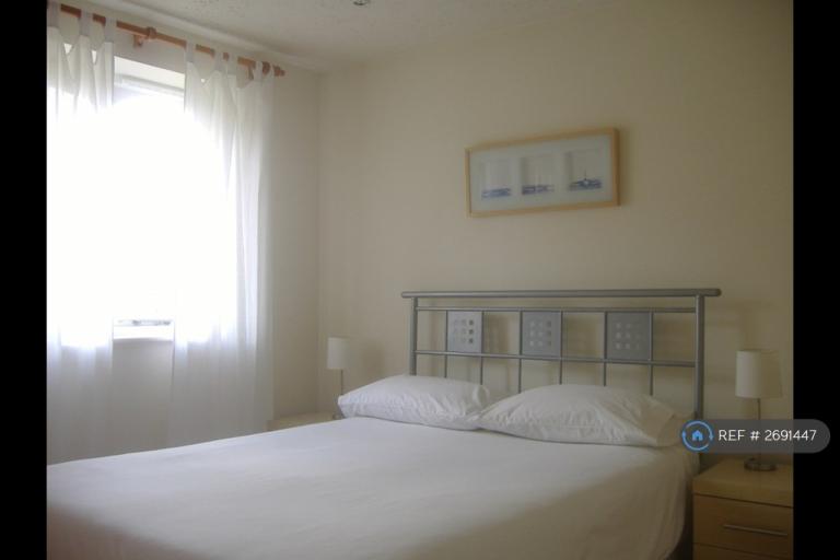 1 bedroom flat in Telegraph Place, London, E14 (1 bed) (#2691447)