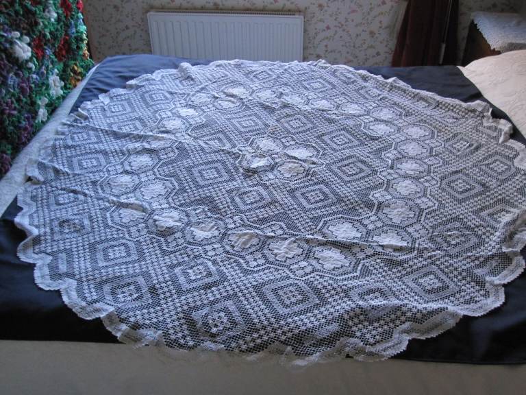 VINTAGE/ANTIQUE ROUND LACE TABLECLOTH