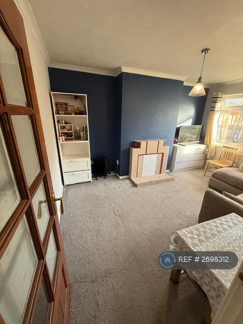 2 bedroom flat in Low Hall Lane, London, E17 (2 bed) (#2698312)