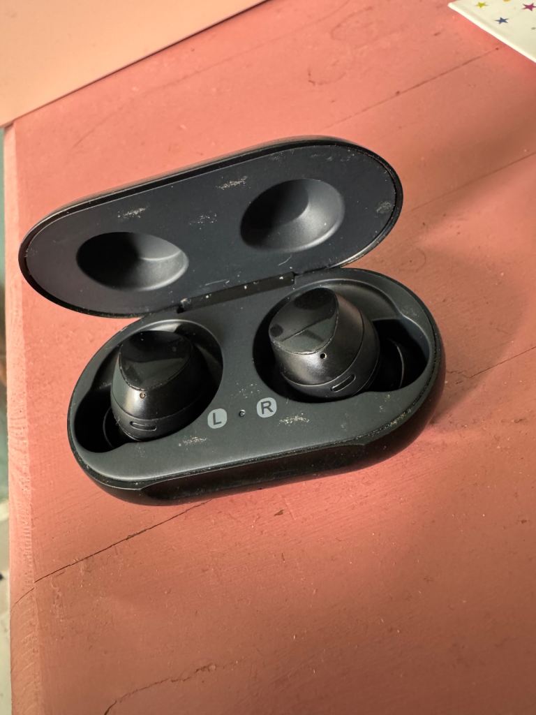 Samsung Galaxy Wireless Bluetooth Buds Black SM-R170– Good Working Condition
