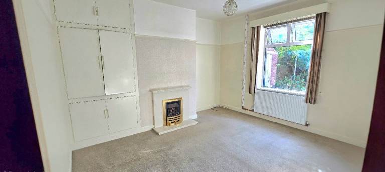 3 Bedroom, 2 reception rooms End Terrace To Let HD5 area