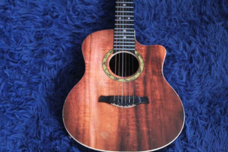  Guitar / Ukulele – Good Condition