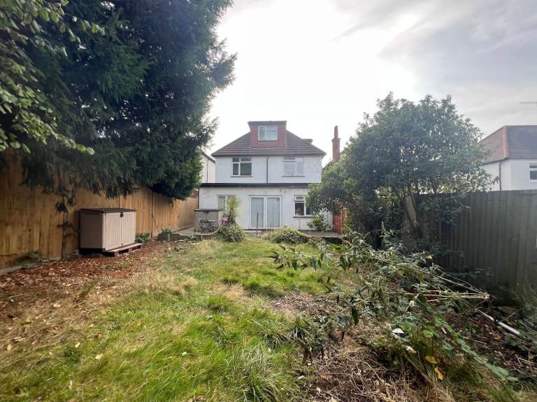 Spacious studio 3, located Bridge Lane, NW 11