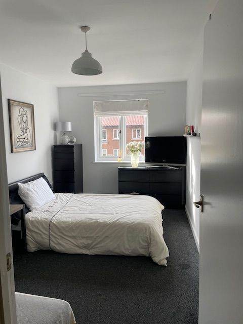 Double Room to Rent in Modern Flat Hillman Drive, North Kensington, W10 5DN - All bills included