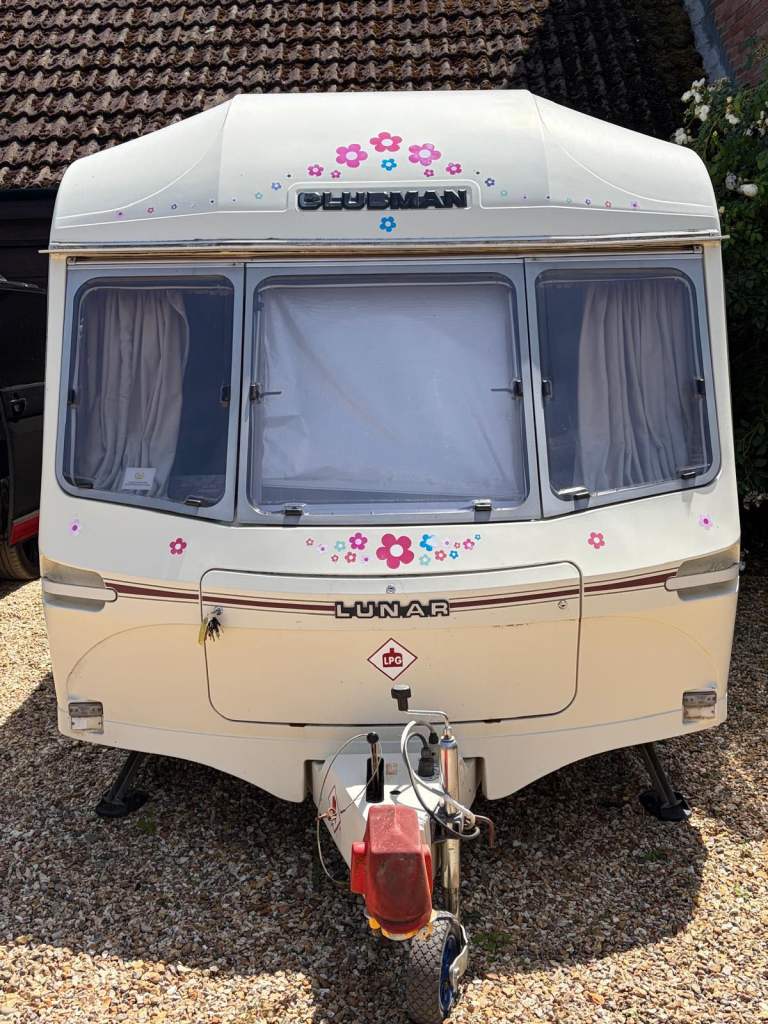 Charming 32‑year‑old Lunar Clubman Caravan with Motor-Mover