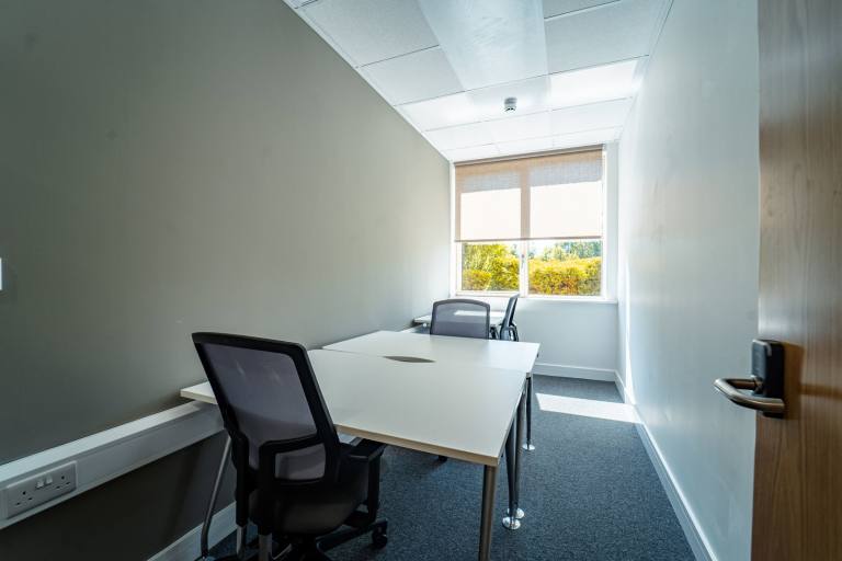 Kircaldy - KY2 6QJ \ Day Office Access - Start Anytime